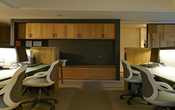 上海辦公室裝修設計：木質(zhì)踢腳線，打造溫馨雅致辦公空間