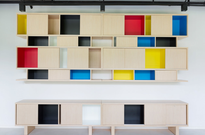 上海辦公室裝修設(shè)計(jì):木質(zhì)辦公桌的巧妙運(yùn)用