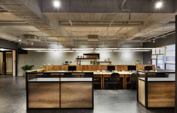 旋轉(zhuǎn)椅成辦公室新寵:舒適與效率并存的裝修設(shè)計選擇